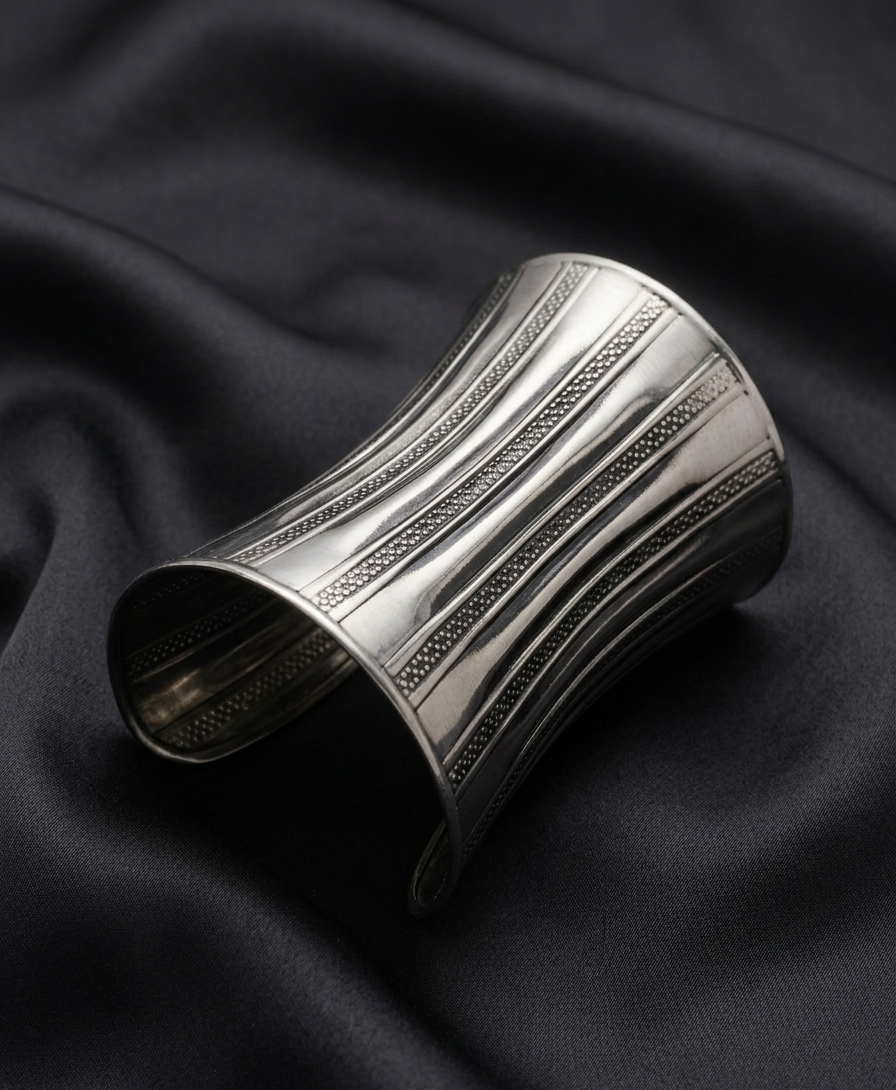 Fluted Stripe Oxidised Handcuff
